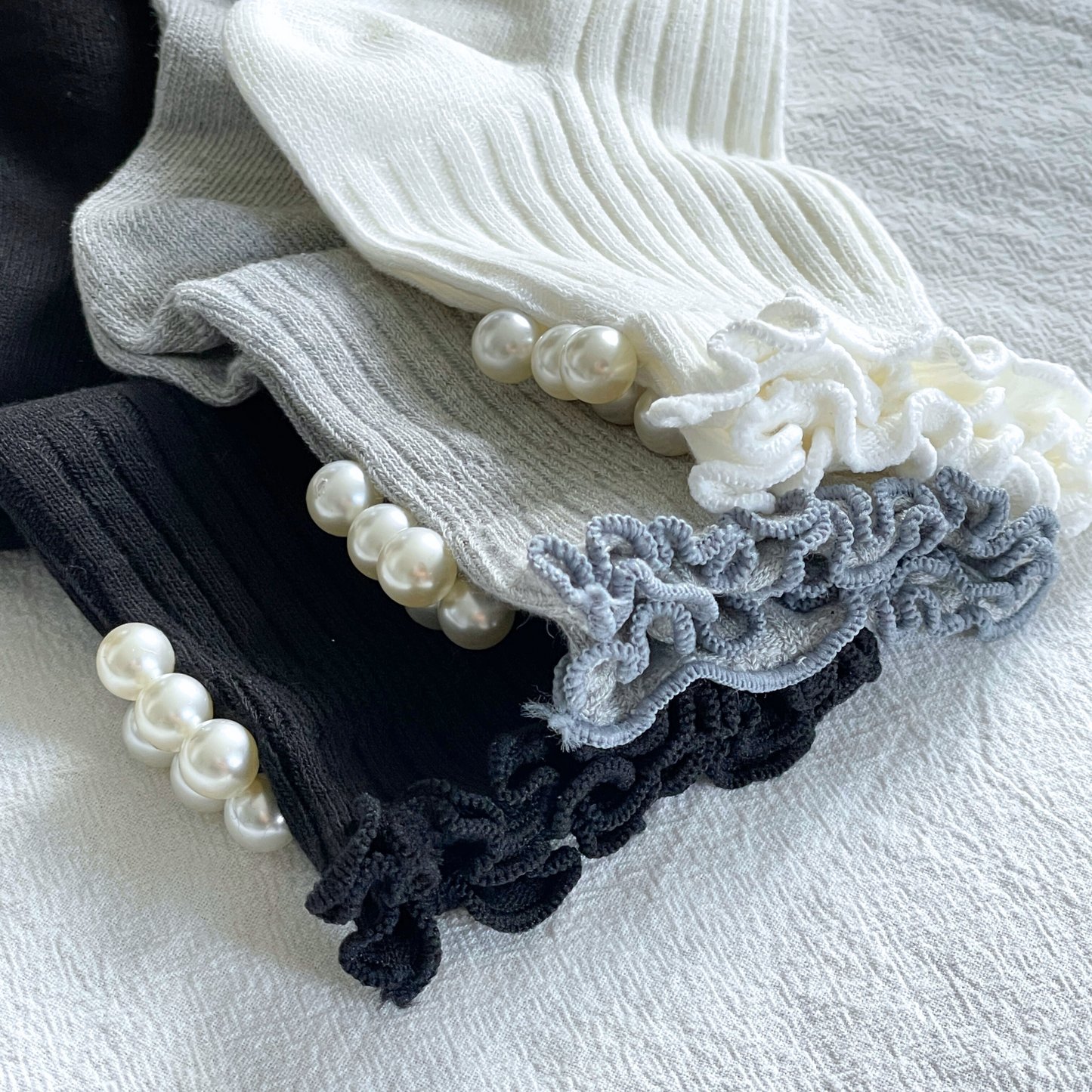 TRIPLE PEARL RUFFLE SOCKS