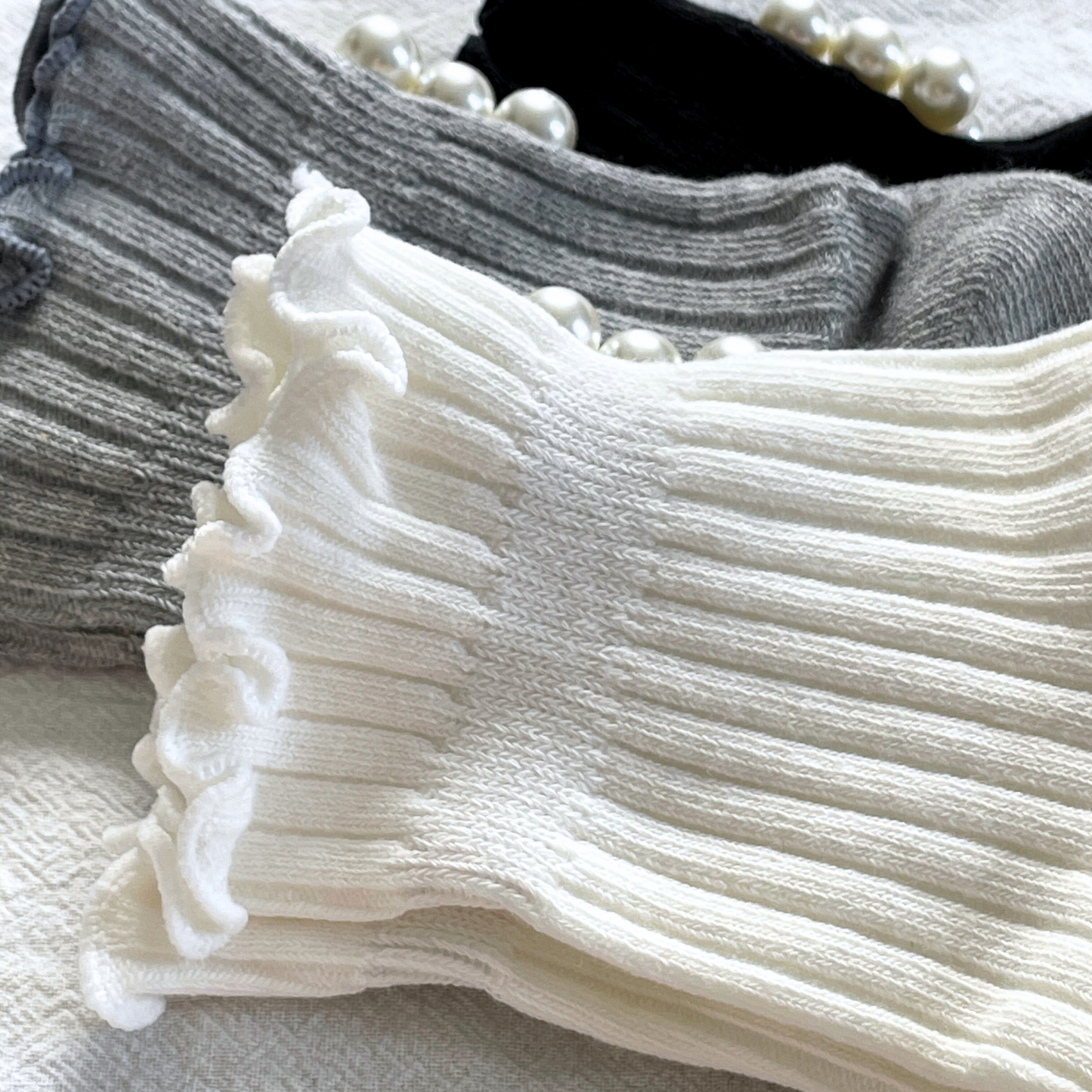 TRIPLE PEARL RUFFLE SOCKS